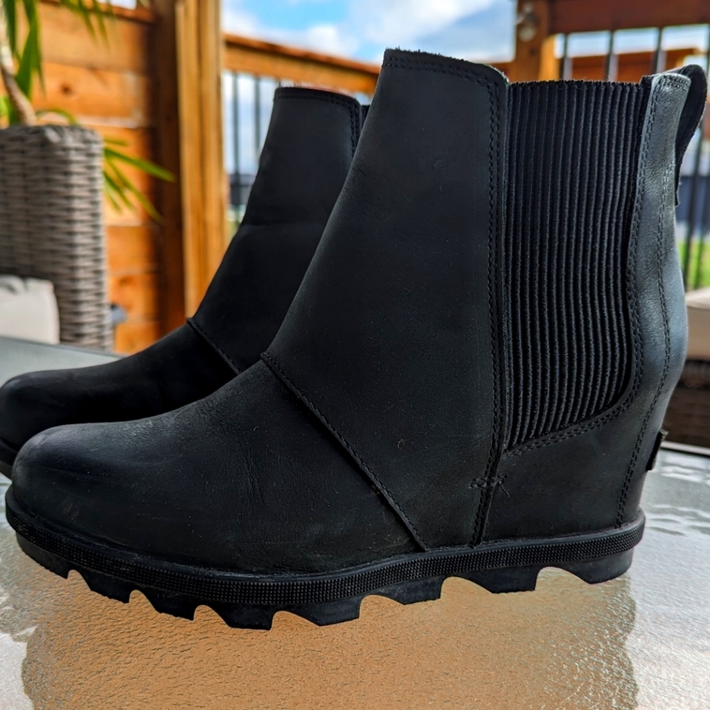 Sorel Leather Wedge Ankle Chelsea Boots - Black - Size 7.5